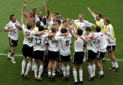 Deutschlands Spieler feiern den Sieg. Das Spiel endete 5:3 nach Elfmeterschießen. 